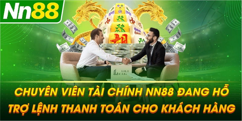 Chuyên viên tài chính NN88 đang hỗ trợ lệnh thanh toán cho khách hàng